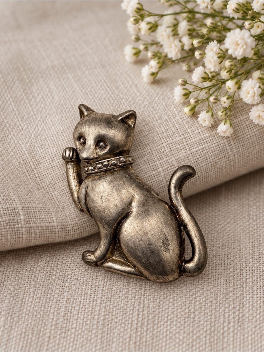 Maneki-Neko Lucky Cat Brooch Vintage
